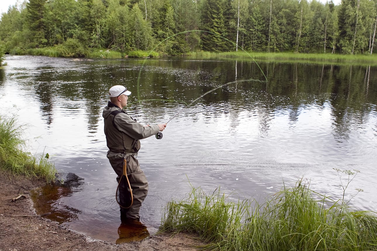 Joensuulainen Teijo Lehikoinen tuli tiistaina Lemmenpolulle perhokalastamaan. Haaveissa olisi lohi. ”Tunnissa ei vielä ole tullut tärpin tärppiä, mutta ei se mitään. Tärkeintä on päästä vähän luonnon helmaan. Jos jotain saalista saa, niin se on sitten positiivista.”