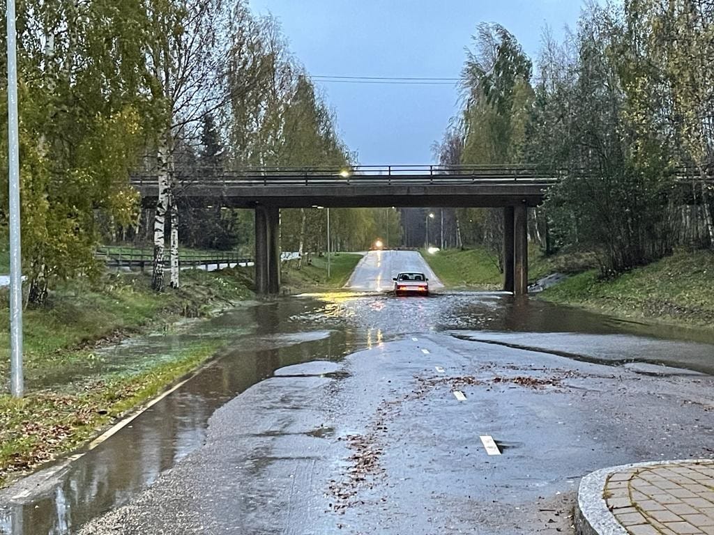 Palonkylän alikulku oli veden vallassa torstaiaamuna.