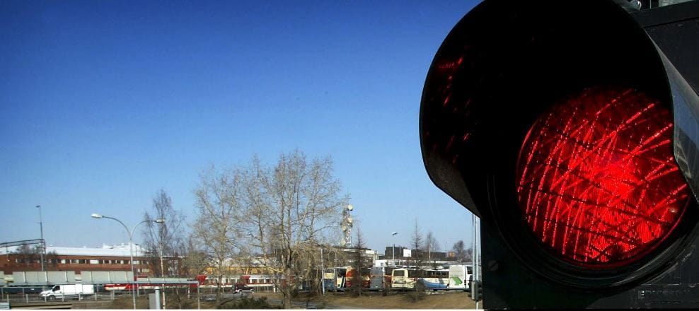 Oulun vilkkaimmin liikennöidyissä risteyksissä ajetaan päin punaisia jopa tuhansia kertoja päivässä.