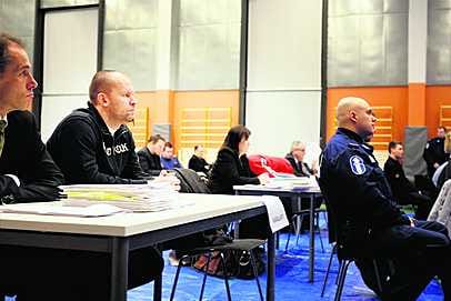 Mustaan paitaan ja farkkuihin pukeutunut Jere Karalahti esiintyi totisena oikeudessa Vantaan vankilassa tiistaina. Syyttäjä vaatii hänelle kuuden vuoden vankeusrangaistusta amfetamiiniostojen rahoituksesta.