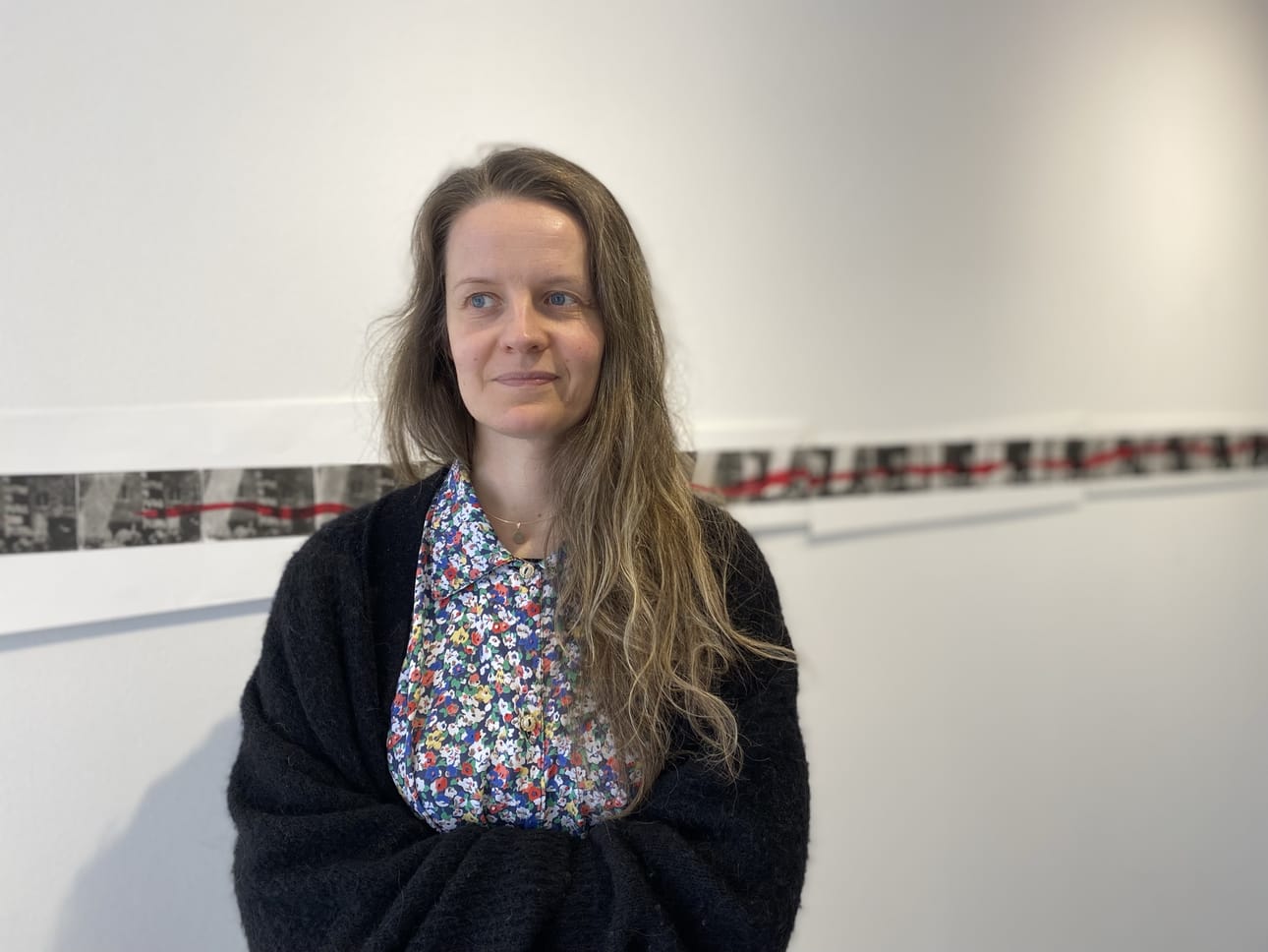 Janika Herlevi on saanut liikkuvasta kuvasta uutta näkökulmaa grafiikkaan. Nauhamainen teos on nähtävillä helmikuussa Makers’ Galleryssa.