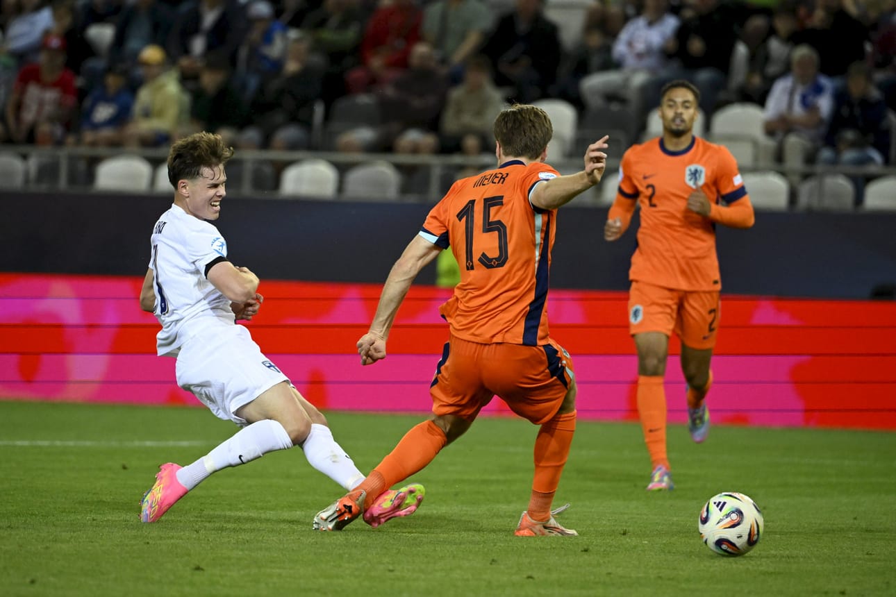 Suomi siirtyi Slovakian Kosicessa 25. minuutilla 1–0-johtoon, kun Casper Terho laukoi rangaistusalueen tuntumasta pallon maaliin. LEHTIKUVA / Antti Aimo-Koivisto