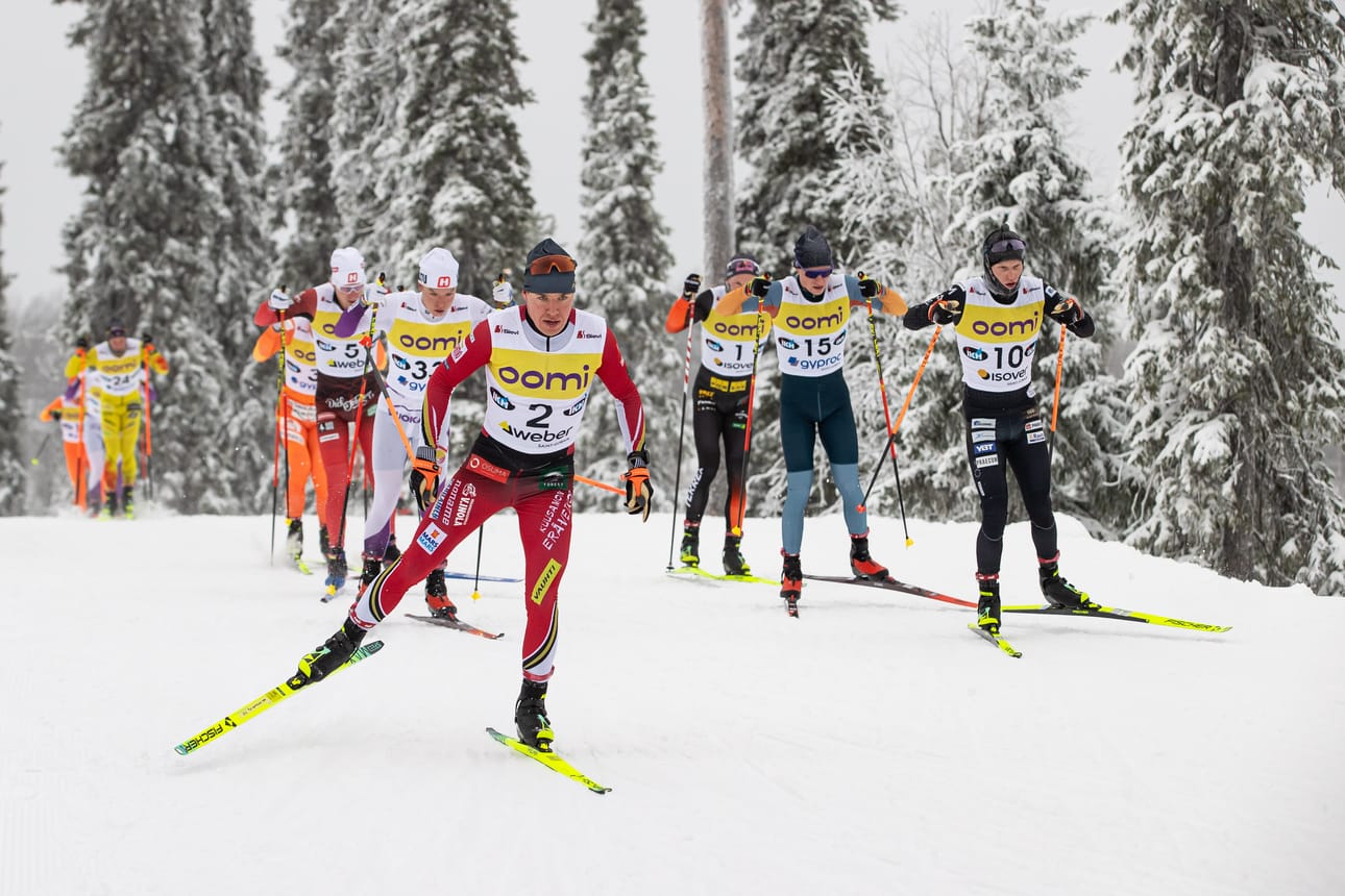 Arsi Ruuskanen vetää porukkaa. Kuusamon Erä-Veikkojen hiihtäjän kohtalona oli jäädä neljänneksi Rukan Suomen Cupin 20 kilometrin yhteislähtökisassa.