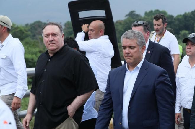 Yhdysvaltain ulkoministeri Mike Pompeo (vas.) vieraili Venezuelan rajalla Kolumbian presidentin Ivan Duquen kanssa huhtikuun puolivälissä. Yhdysvallat ja suuri osa Latinalaisen Amerikan maista tukevat Venezuelan oppositiojohtajaa Juan Guaidóa. KUVA: MAURICIO DUENAS CASTANEDA/EPA
