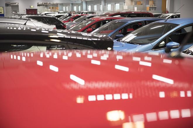 Suomessa ensirekisteröitiin viime vuonna 84 700 bensiini- ja 28 935 dieselhenkilöautoa. Sähköautoja rekisteröitiin 776, mutta ladattavia hybridejä 4 797 kappaletta. Samaan aikaan käytettyinä tuotiin ulkomailta 40 000 henkilöautoa. KUVA: Tomi Vuokola
