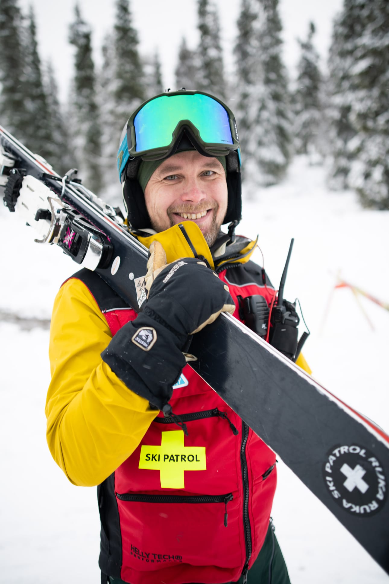 Ski Patrolin vapaaehtoinen Kimmo Juntunen kertoo varsinkin nuorten laskevan ja käyttäytyvän fiksusti rinteessä. Kiusaamis- tai häiriötilanteita Juntunen ei ole itse nähnyt.