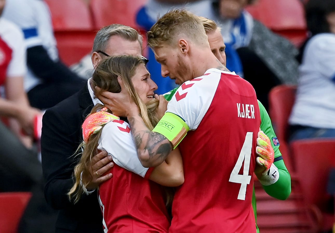 Tanskan kapteeni Simon Kjär lohduttaa Christian Eriksenin tyttöystävää Sabrina Kvist Jenseniä.