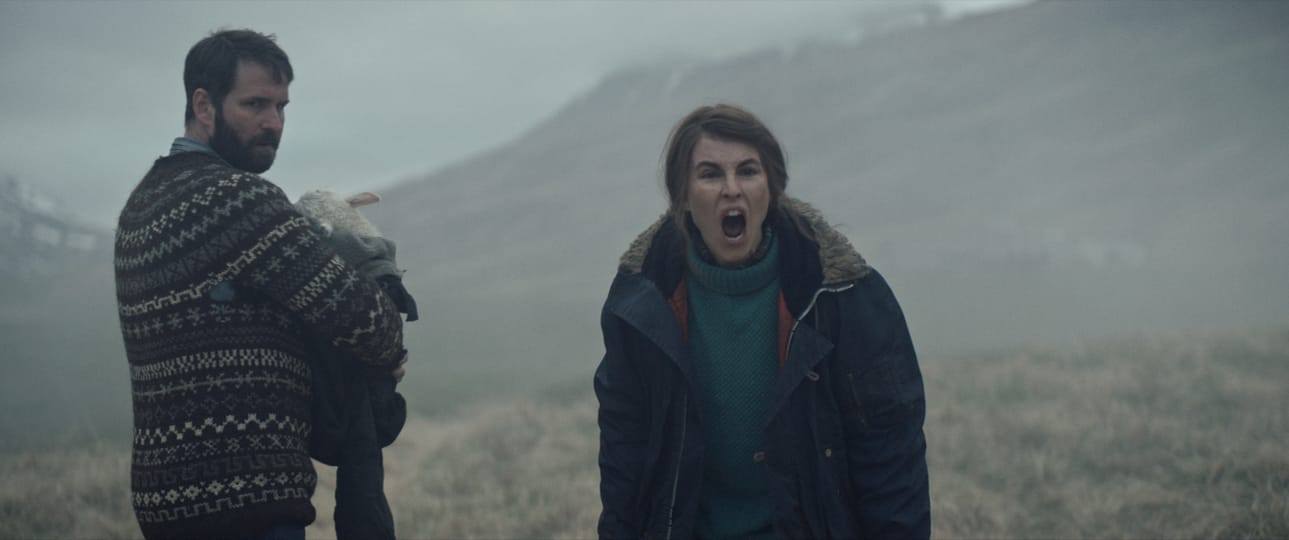 Hilmir Snær Guðnason, Noomi Rapace ja lampaat tähdittävät outoa tarinaa. Kuva: Venetsia