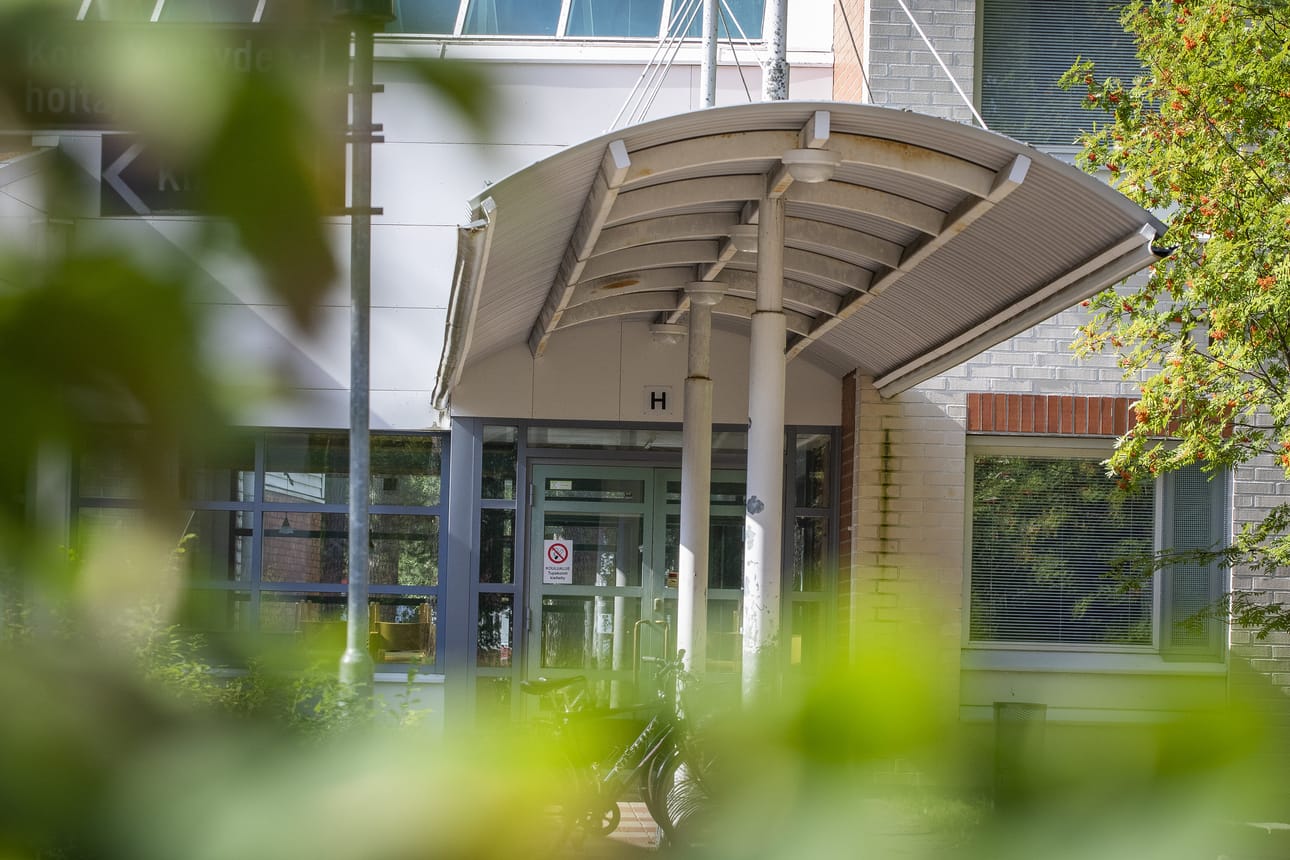 – Viranomaiset eivät ole laittaneet Tupoksen koulun Vesikarin tiloja käyttökieltoon. Se on ollut kunnan omaa harkintaa, Limingan kunnan tekninen johtaja Simo Pöllänen toteaa.