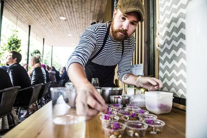 Hyönteiskokki Topi Kairenius valmistaa ötököistä herkullisia ruokia. KUVA: Saara Tuominen