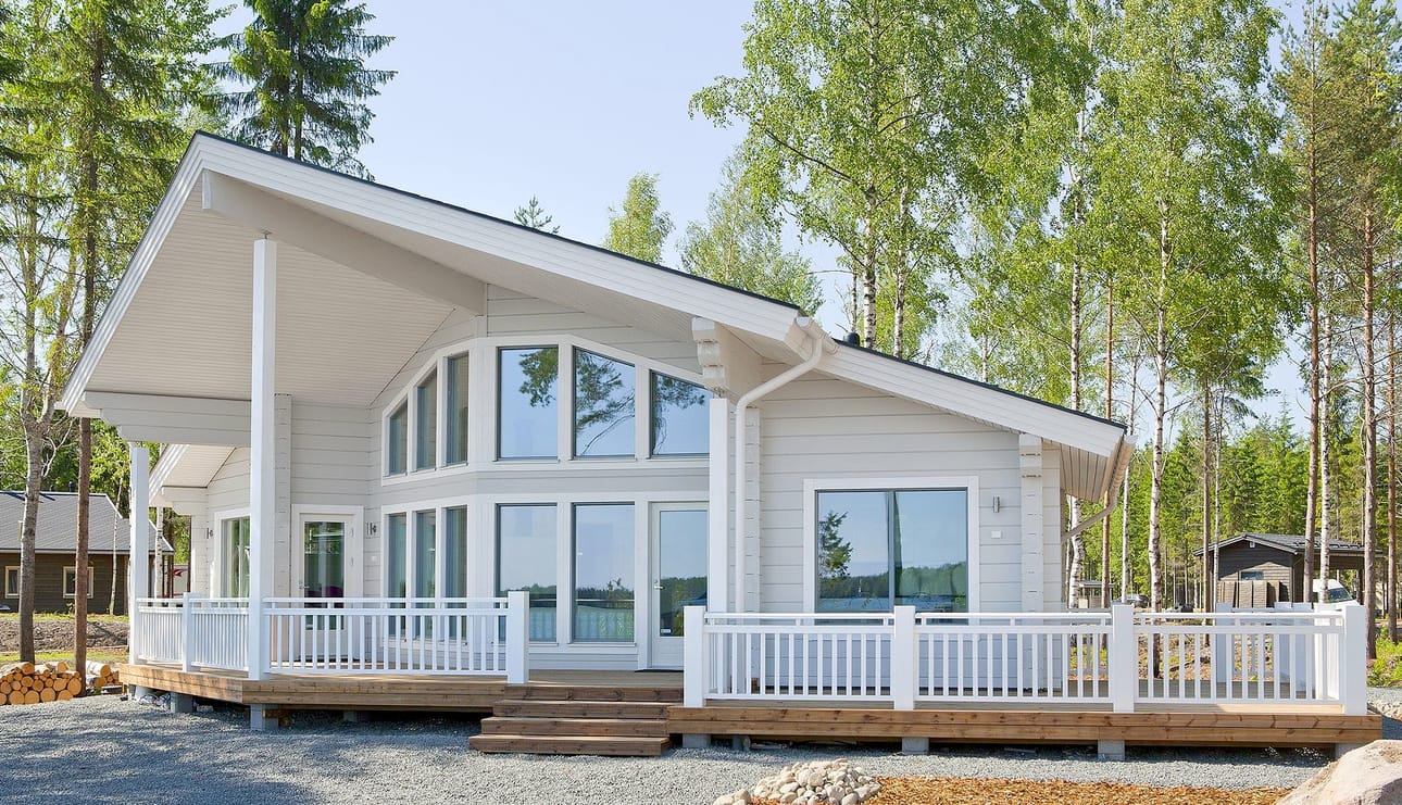 Kuusamon Hirsitalot sai tänä vuonna Kuusamon yrittäjien myöntämän yrittäjäpalkinnon. Menestystä tuli kesällä myös Mäntyharjun loma-asuntomessuilta, jossa yhtiön Nuuna-huvila valittiin messujen parhaaksi.