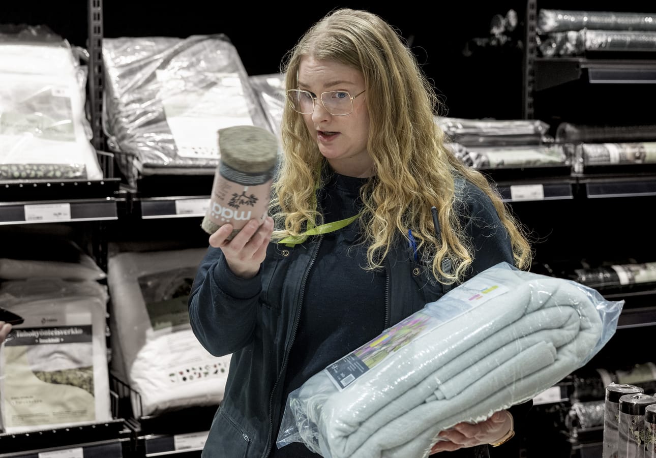 Tilta Patosalmi esittelee lampaanvillaista runkosuojaa ja talvisuojapeitettä puutarhan arempien kasvien talvisuojaksi.