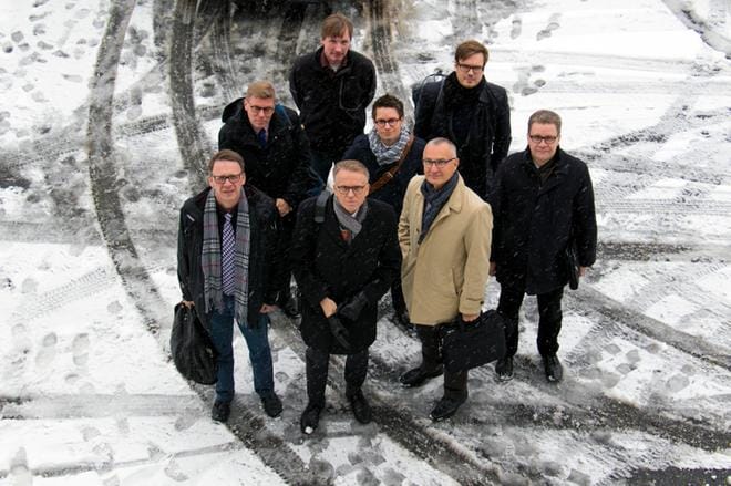 Teuvan kuntaan kävi torstaina tutustumassa joukko valtionvarainministeriön virkamiehiä. Eturivissä vasemmalta Esko Lehtimäki, Kimmo Behm, Vesa Lappalainen ja Veli Nummela. Takana Markku Mölläri, Jarkko Saarela, Jussi Lammassaari ja Miikka Vähänen. KUVA: JORMA HAVULA