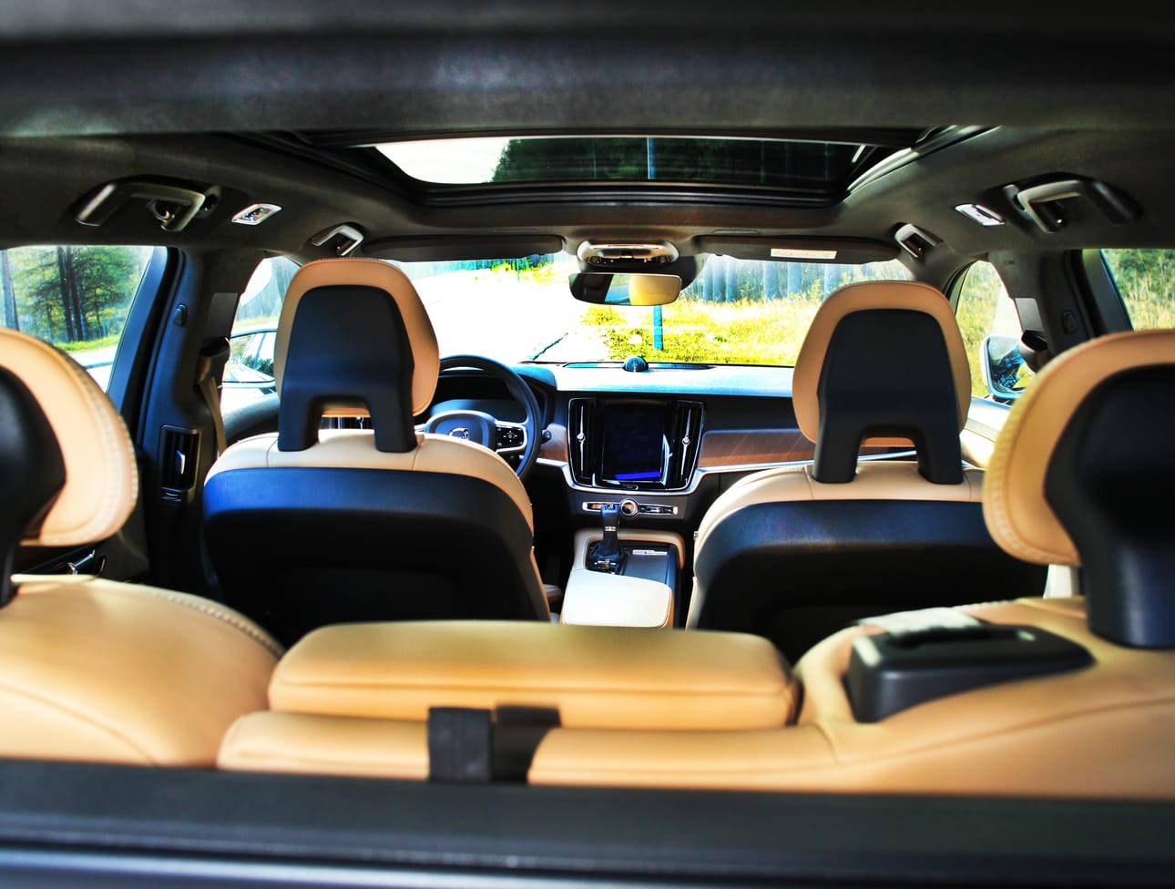Volvo V90 on edestäpäin tunnistettavan selvä Volvo. Sivulinja voi tuoda mieleen muitakin autoja.