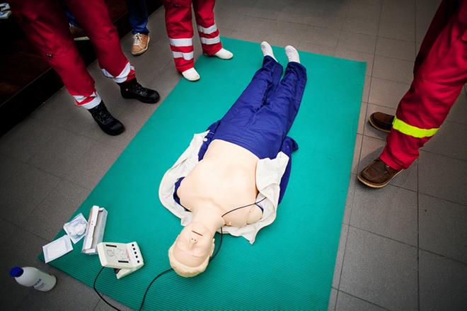 Viidesluokkalaisia opetetaan elvyttämään – Sankari-koulutuksen saaneet vievät  oppia eteenpäin kotiväelleen