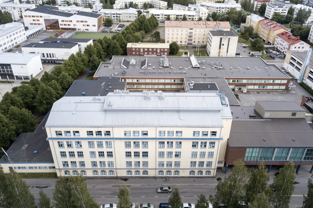 Myllytullissa sijaitseva Oulun seudun ammattiopiston kortteli uusiutuu. Vanhoja rakennuksia puretaan ja tehdään tilalle asuin- ja liikerakennuksia. Etualalla oleva vaalea vanhin osa on suojeltu, ja siihen on varaus hotellille.