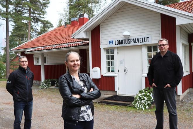 Lomituspalvelupäällikkö Mari Ylinen ja lomitustyönjohtajat Pekka Saari ja Jussi Ruismäki ovat mielissään siitä, että palvelupiste säilyy Rantatöysässä. KUVA: EEVA-LIISA KULJU