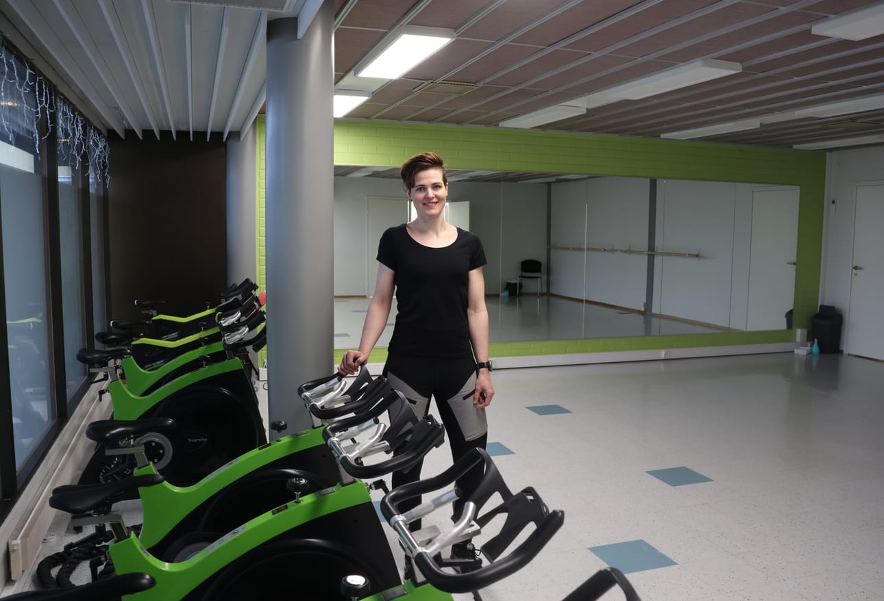 Entisestä pankkisalista on tullut jumppasali. Anniina Pajala perusti Almafysion Isojoelle kuusi vuotta sitten.