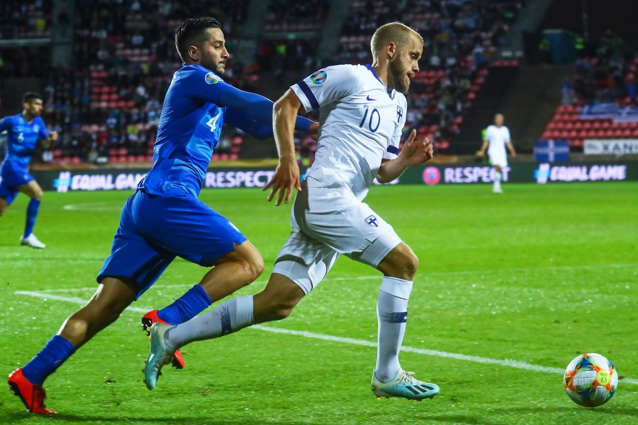 Kreikan Kostas Manolas (vas.) estelemässä Suomen maalitykki Teemu Pukkia.