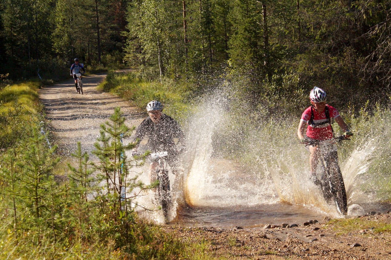 Mitä nopeammin ojan ylittää, sitä vähemmän ehtii kastua, kilpailijat kertoivat. Toisten mielestä roiskuva vesi vain virkisti.