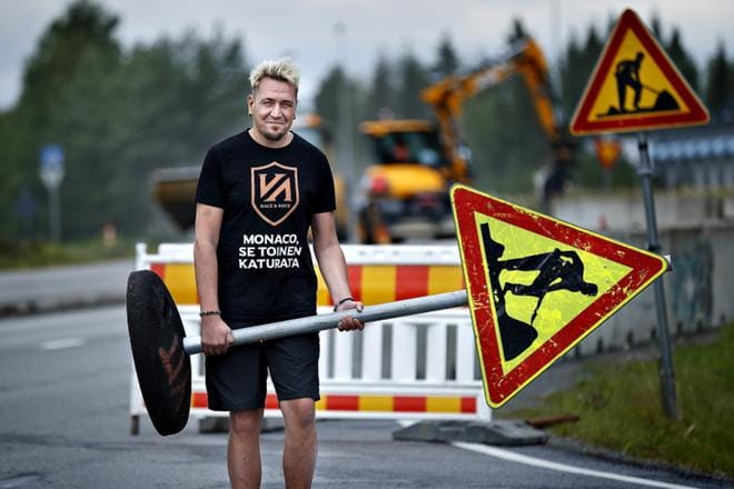 Promoottori Kalle Keskinen kertoo, että Vauhtiajojen rakennustyöt ovat edenneet aikataulun mukaisesti. KUVA: TOMI KOSONEN