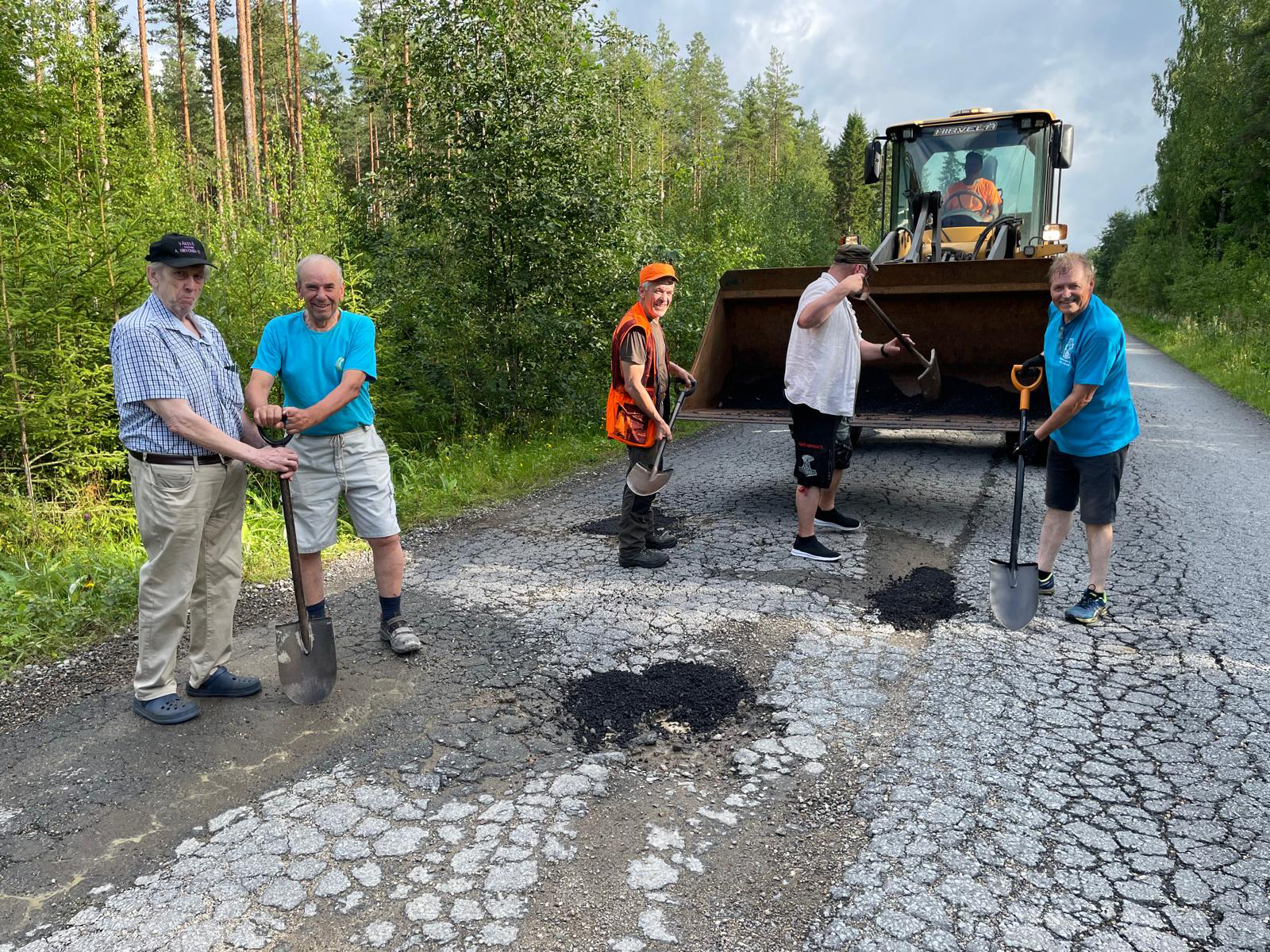 Hietikko-Laurilantien "kraaterit" täytettiin talkoovoimin
