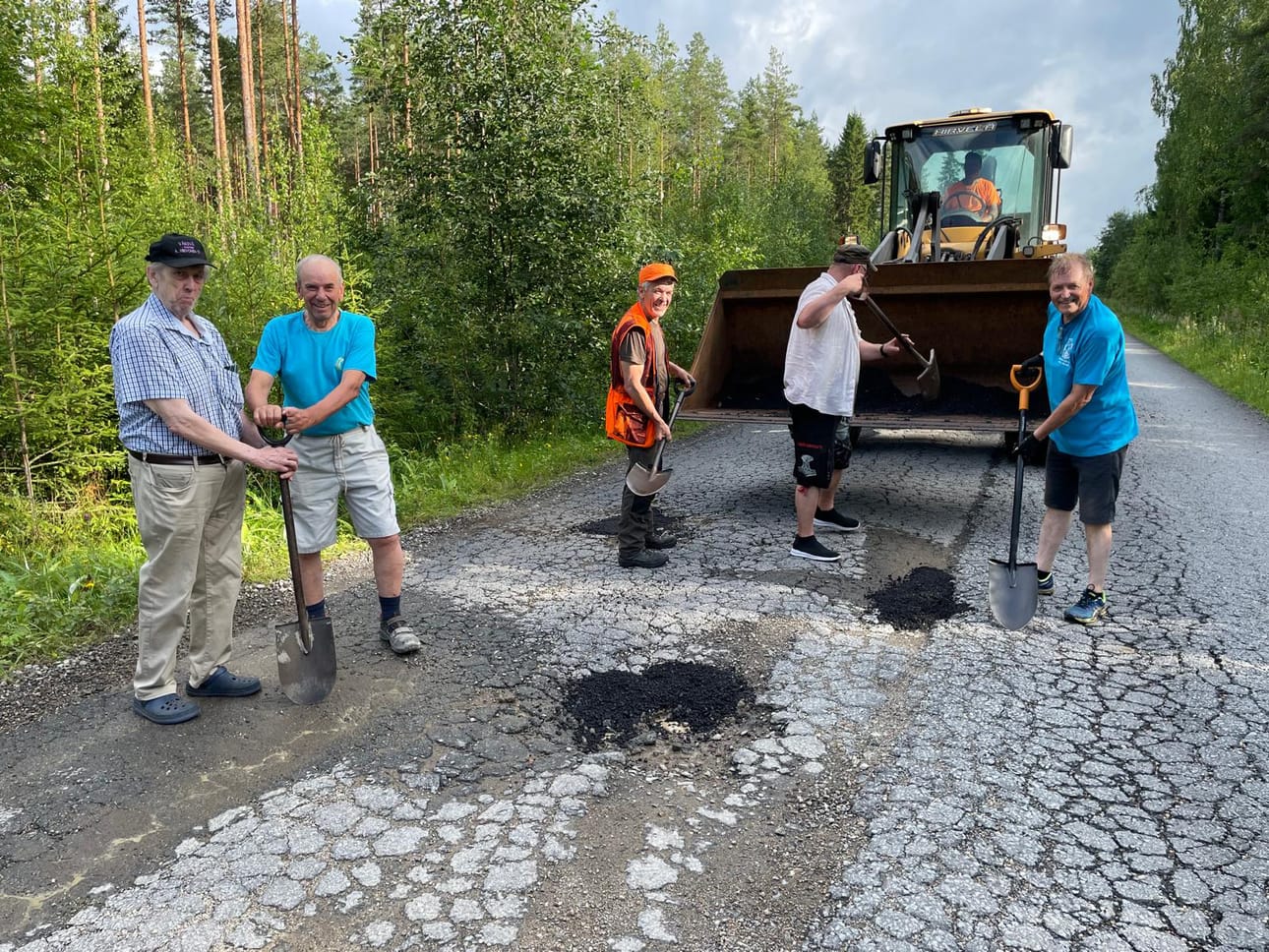Osa Jurvan Rotary ry:n aktiiveista kääri hihansa Hietikko-Laurilantien kuoppien paikkaamiseksi viime viikolla keskiviikkoiltana.