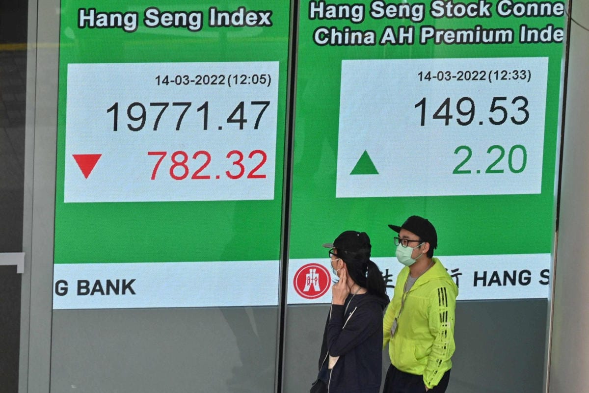Hongkongin pörssissä nähtiin tänään suuri pudotus Kiinan ilmoitettua sunnuntaina Shenzhenin miljoonakaupunkia koskevasta koronasulusta. LEHTIKUVA/AFP