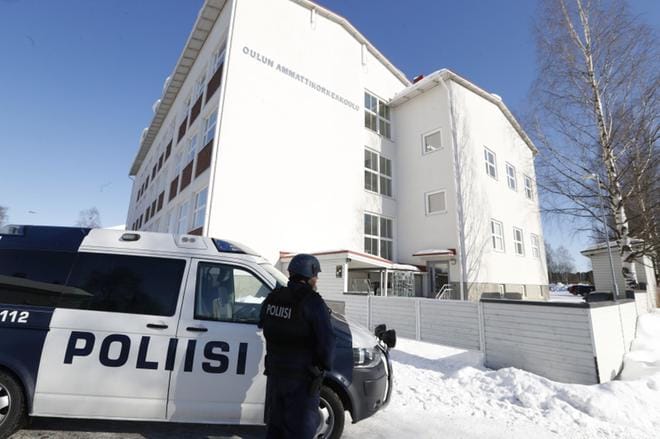 Kymmenet poliisit tutkivat Oulun ammattikorkeakoulun liiketalouden yksikön tiloja ja lähialuetta. KUVA: Jukka Leinonen