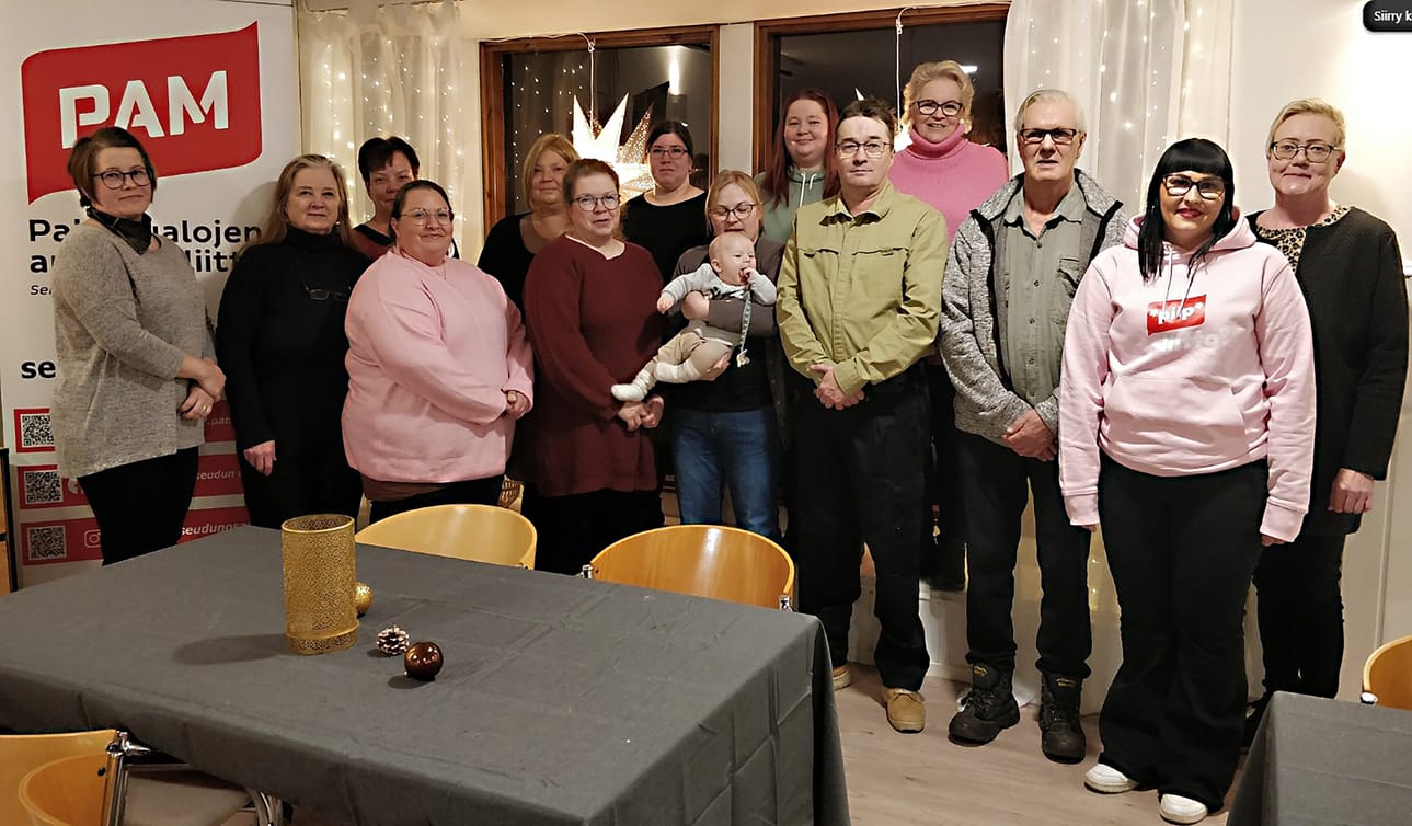 Syyskokouksen osallistujat Reeta Isola, Tarja Heiska, Asta Lappalainen, Hanne Törnvall, Ann-Mari Takkunen, Suvi Marttila, Susanna Kumpumäki, Pälvi Rautiola (sylissä Pate Rautiola), Kaarina Manner, Tero Rautiola, Tuula Ekdahl, Raimo Paavola, Pohjois-Suomen aluepäällikkö Henna-Kaisa Turpeinen ja Päivi Rantaeskola.