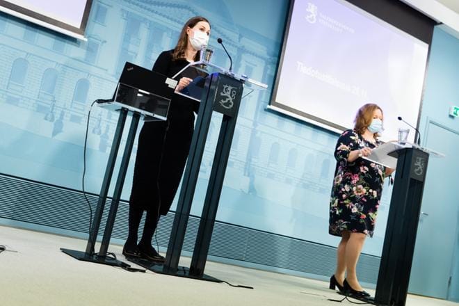 Pääministeri Sanna Marin (sd.) ja perhe- ja peruspalveluministeri Krista Kiuru (sd.) osallistuivat hallituksen koronatiedotustilaisuuteen marraskuussa. Kiuru on ollut keskiössä sekä koronan hoidossa että ympärivuorokautisen hoivan henkilöstömitoituksessa. KUVA: Arttu Laitala / Arkisto