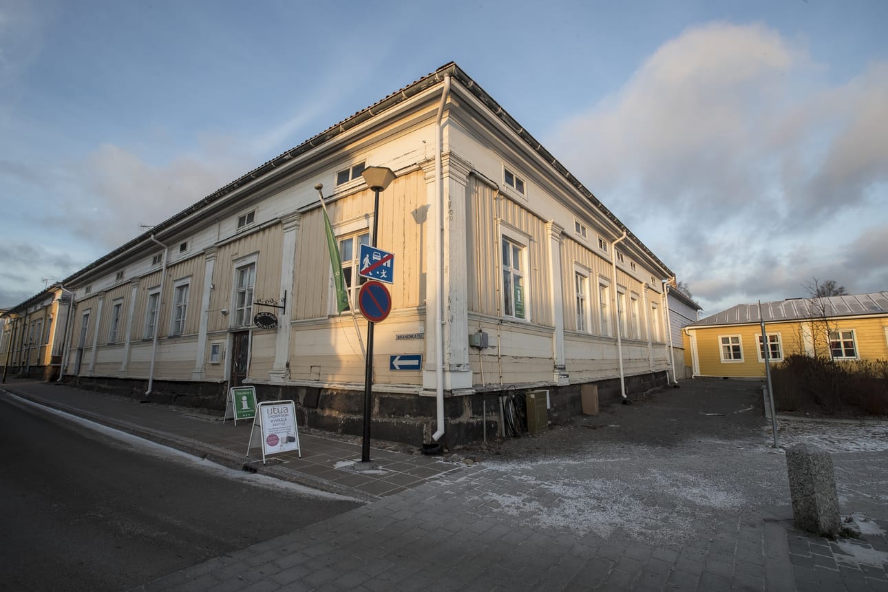 Langin kauppahuoneen päärakennus Brahenkatu 10:ssä palvelee nykyisin muun muassa matkailijoita. Samassa osoitteessa on ollut matkailutoimisto aikaisemminkin.