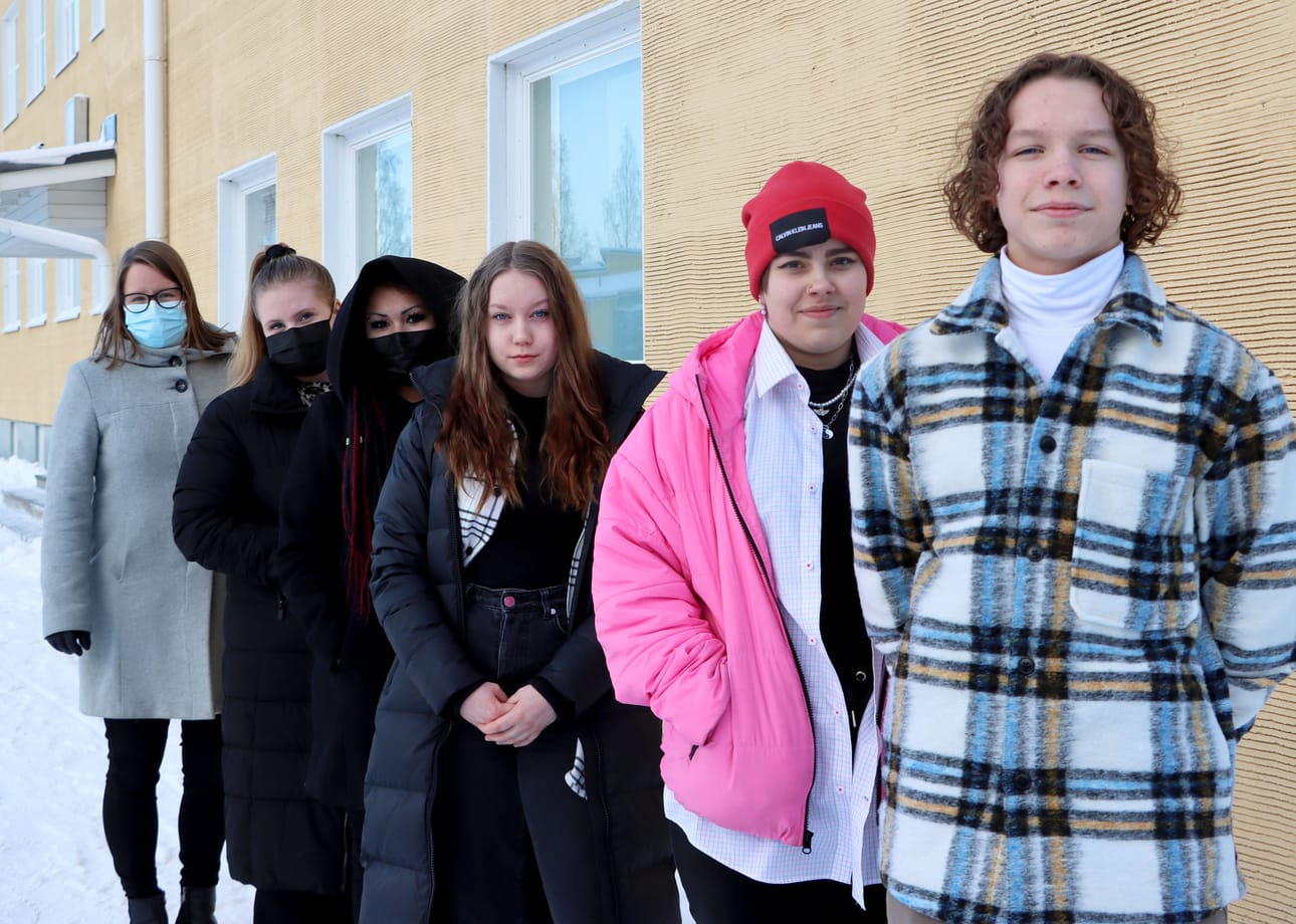 Arnas Samuilis (etualalla), Emma Lassila, Minea Holmström, Elina Mäkiranta, Venla Ritala ja lehtori Hanna Lehtimäki ovat olleet tyytyväisiä ohjelman antiin.
