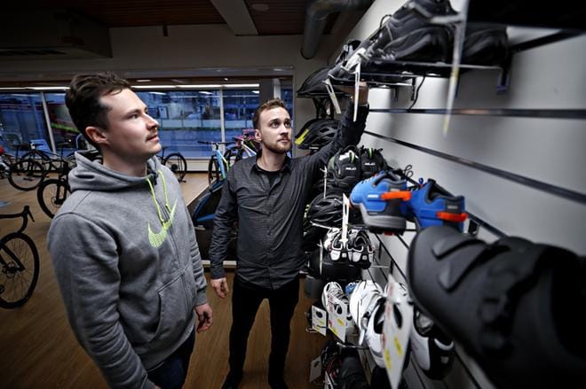 Törnävällä sijaitseva pyöräliike Elite Bikestore sai jatkoa, kun liikettä ryhtyivät pyörittämään nuoret miehet Oskari Kivistö (oik.) ja Krister Rohtma. KUVA: TOMI KOSONEN