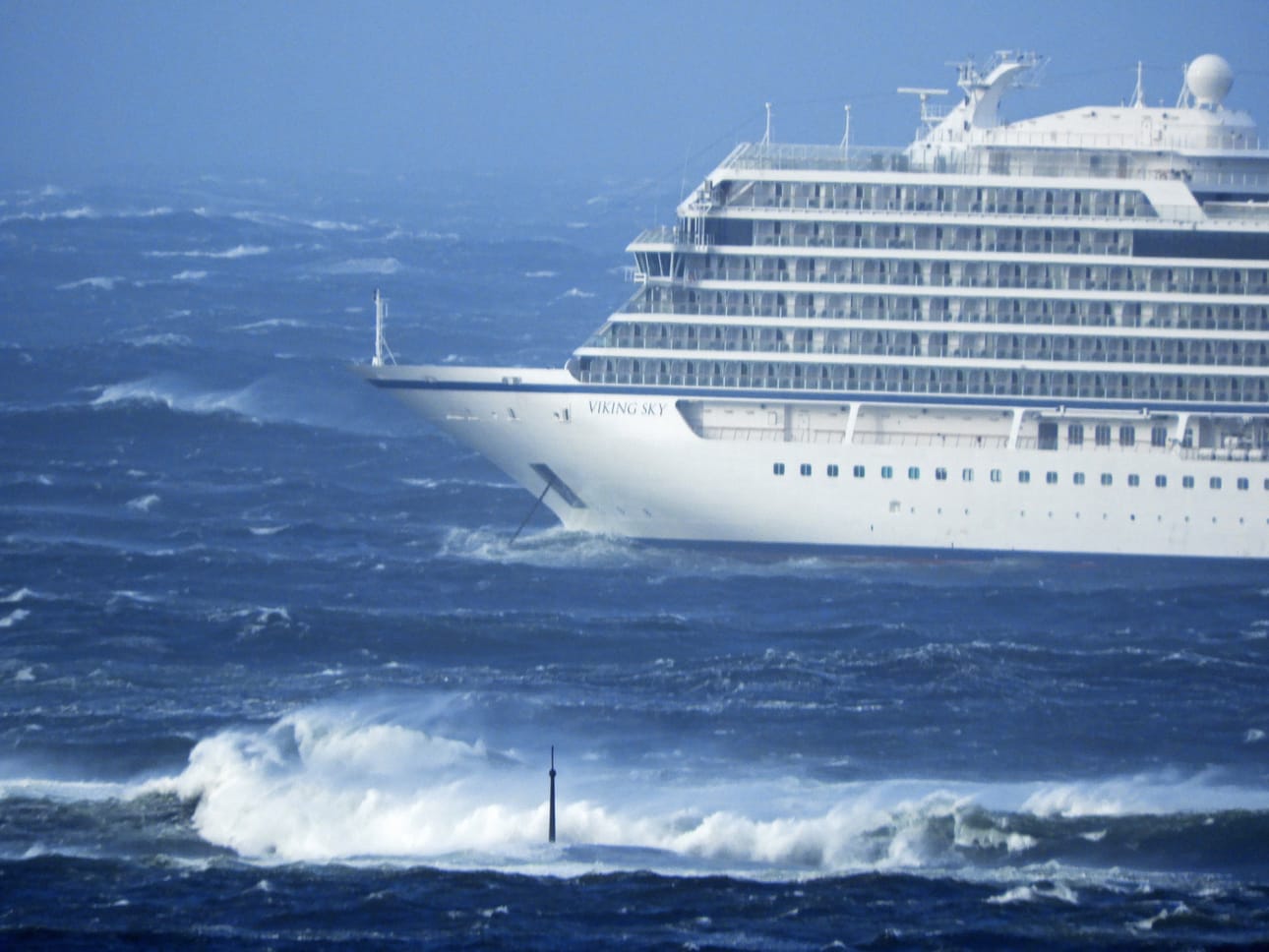 Viking Sky alus ajautui kohti rannikkoa Norjassa lauantaina. Aluksessa on 1300 matkustajaa.