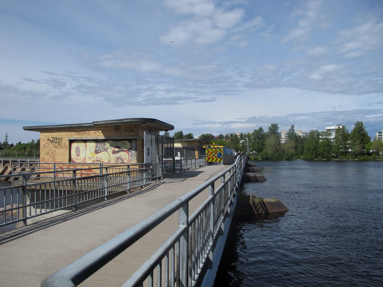 Merikosken patosillan rakenteita ryhdytään peruskorjaamaan kevään ja kesän aikana. Työt jatkuvat aina syksyyn saakka, ja sillalla liikkumiseen tulee rajoituksia.
