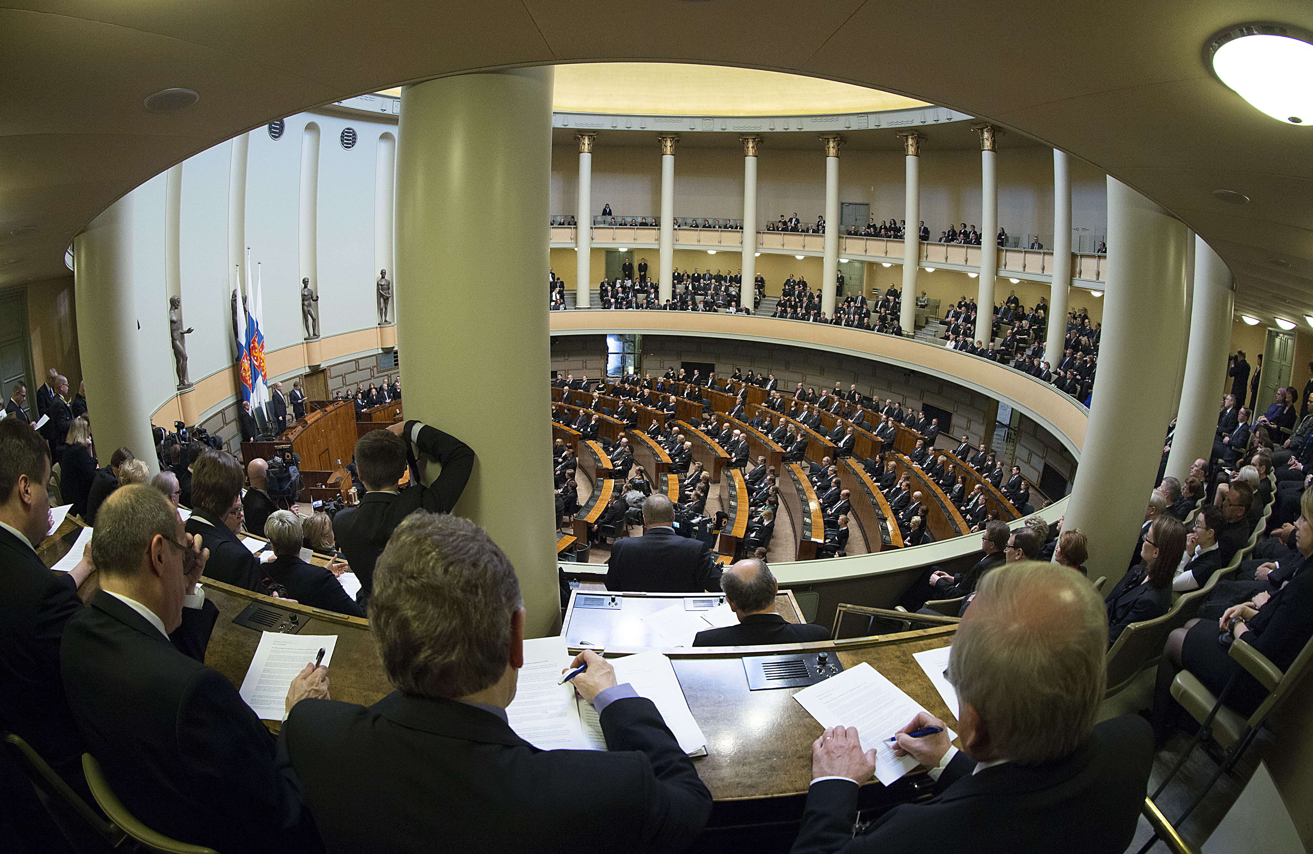 Eduskunta ei opasta palkkiotoimikuntaa kansanedustajien palkoista