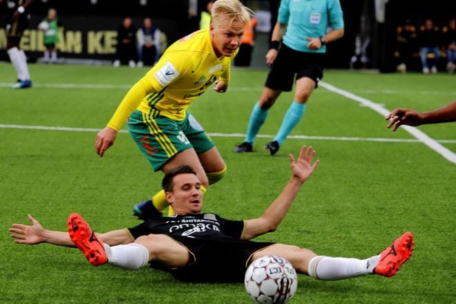 Ilvestä vastaan kentän pintaan jyrätty Bundesliigastakin kokemusta omaava ukrainalainen Denis Olinik voi nousta SJK:n hyökkäyspäässä ratkaisijan rooliin syksyn aikana. KUVA: HEIKKI HAKANEN