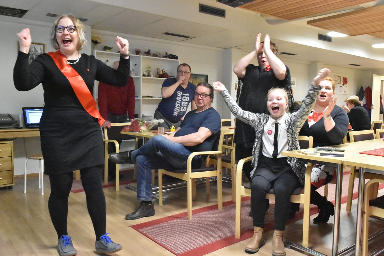 Inka Hokkanen (sdp.) iloitsi tyttärensä Aada Hokkasen ja Kuusamon sosialidemokraattien kanssa puolueen hyvän tuloksen tultua julki. Paikka on Kuusamon Kitkantorin kerho.