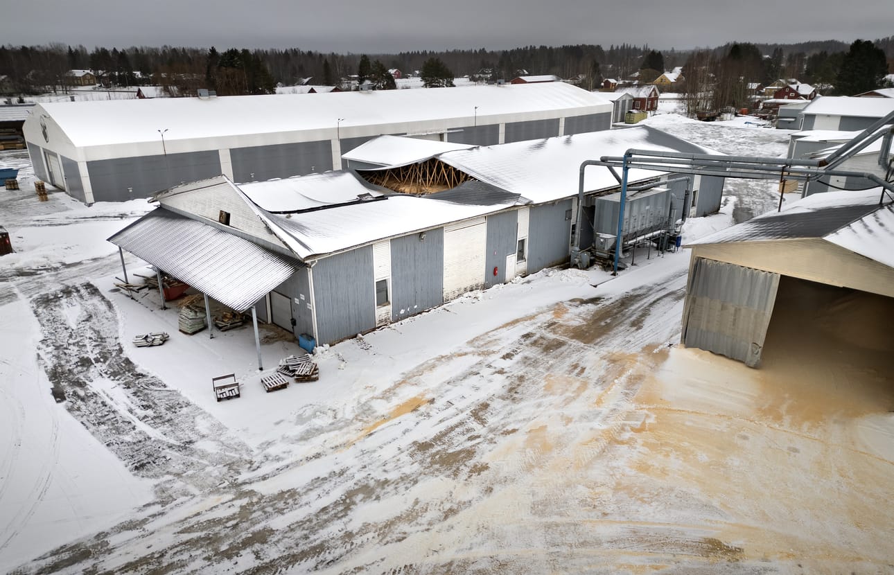Luoman Puutuotteen tehdashallin katto romahti viikonloppuna.
