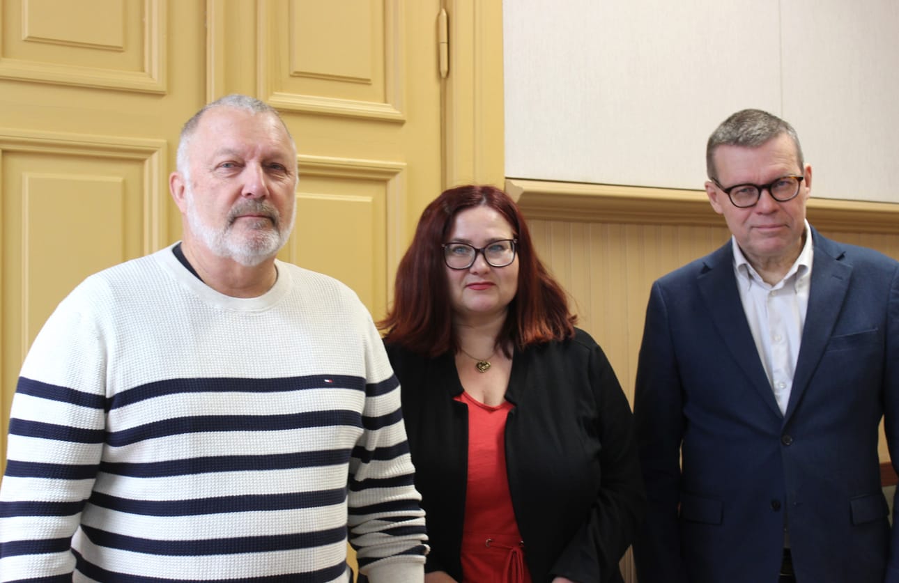 Kaskisten kaupunginhallituksen puheenjohtaja Jan-Anders Lundenius, talousjohtaja Minna Myllyperkiö ja kaupunginjohtaja Markku Lumio perkasivat viime vuoden talouslukuja. Kaupunginhallitus saa tänään tilinpäätöksen pöydälleen kello 14 alkavassa kokouksessa.