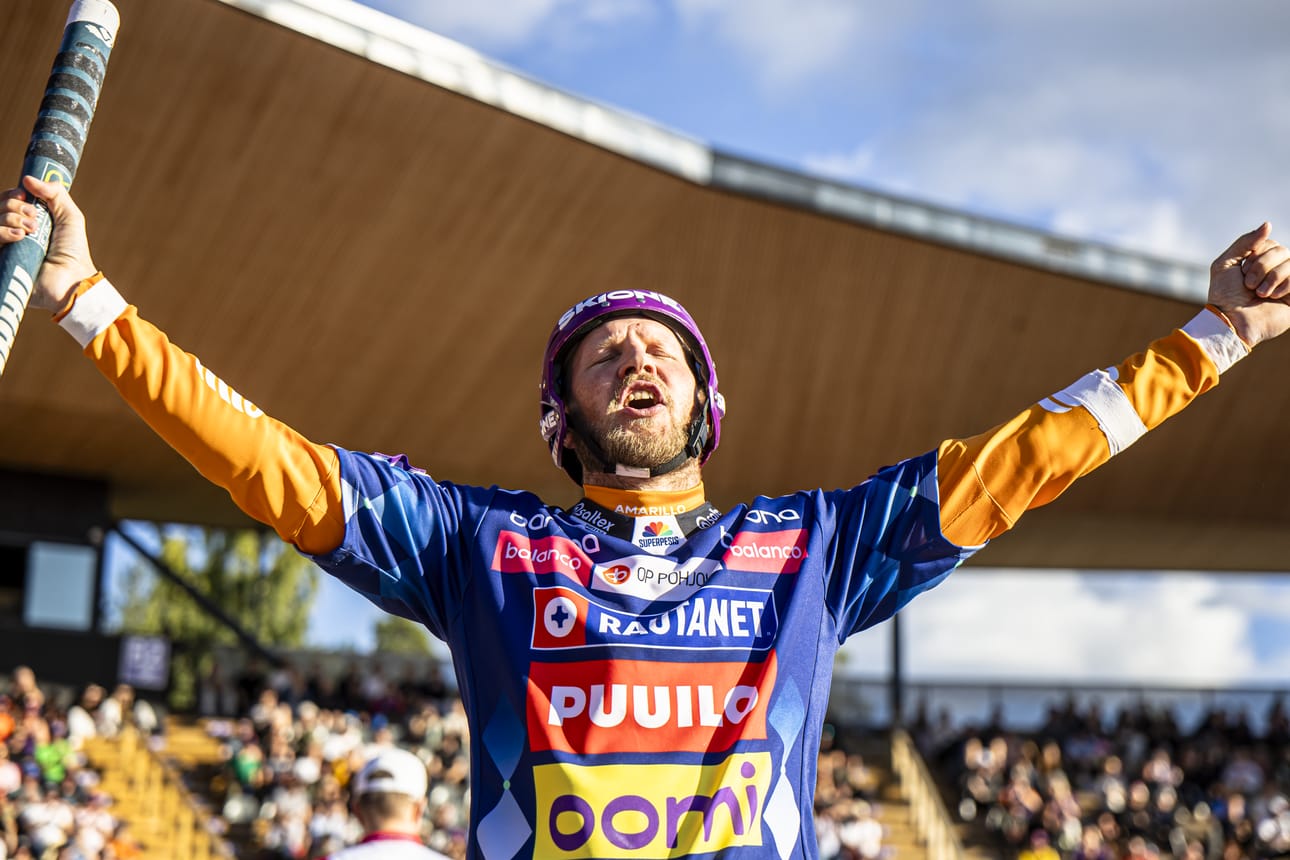 Näky, joka on toistunut Superpesiksessä pitkälle yli 2 000 kertaa. Sotkamon Jymyn Roope Korhonen juhlii lyömäänsä juoksua.