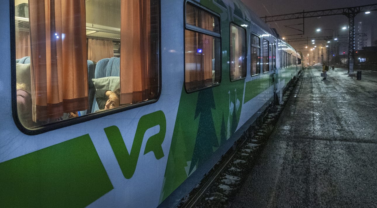 Juna saapuu Helsingistä ja jatkaa Oulusta Kolariin.