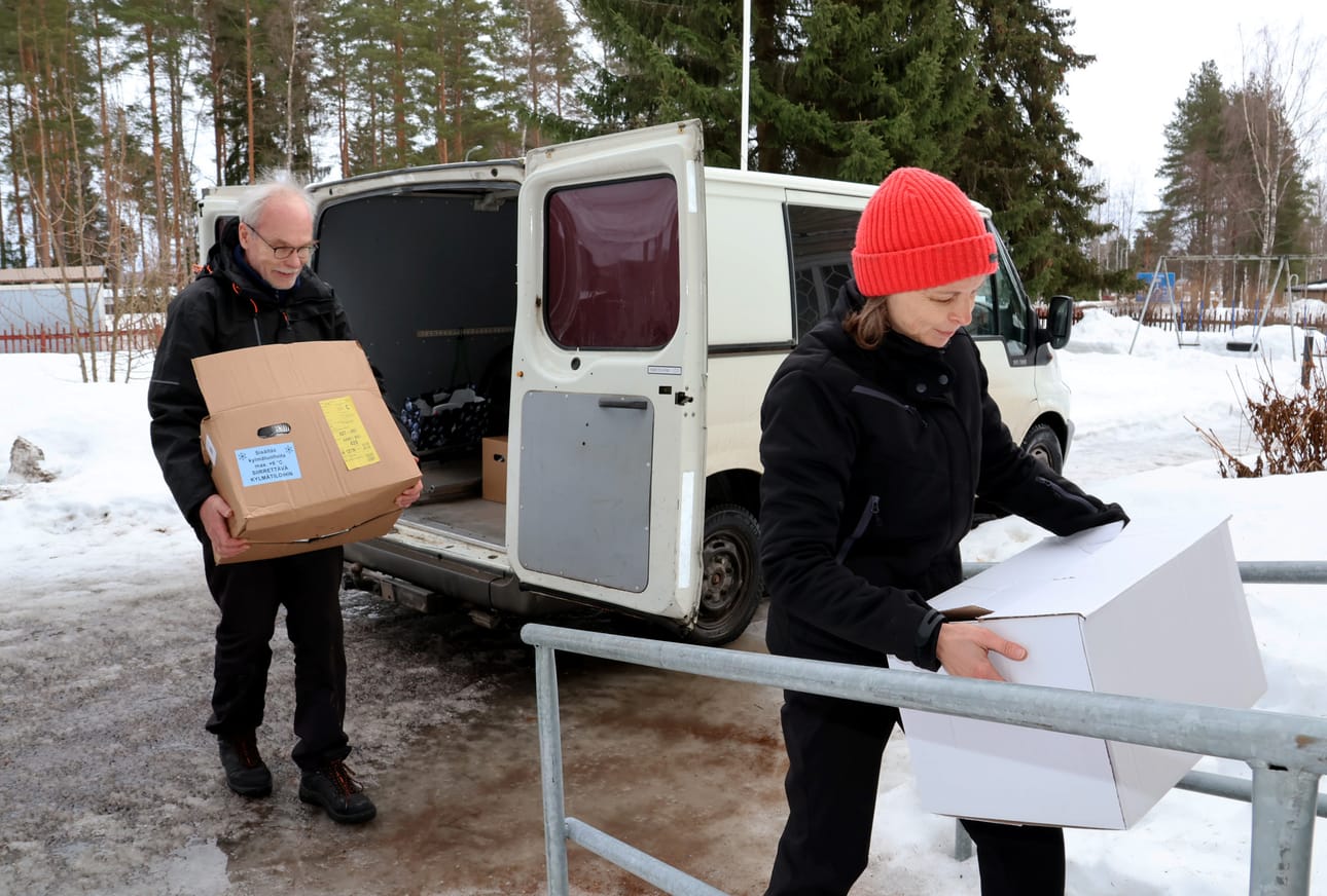 Kimmo ja Päivi Kurki hakivat viime torstaina ruokakuorman Ylihärmän pappilaan, jotta vapaaehtoisilla on perjantaina, mitä jakaa.