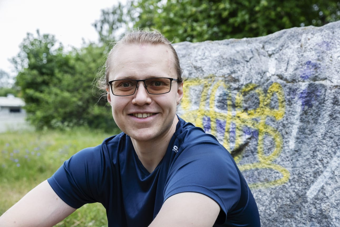 Ongelmapelaamisen kokemusasiantuntija Jake Sevander on nykyisin 31-vuotias nuoriso-ohjaaja, joka nauttii kestävyysjuoksusta ja ultimate frisbeen peluusta. LEHTIKUVA / TIMO HEIKKALA