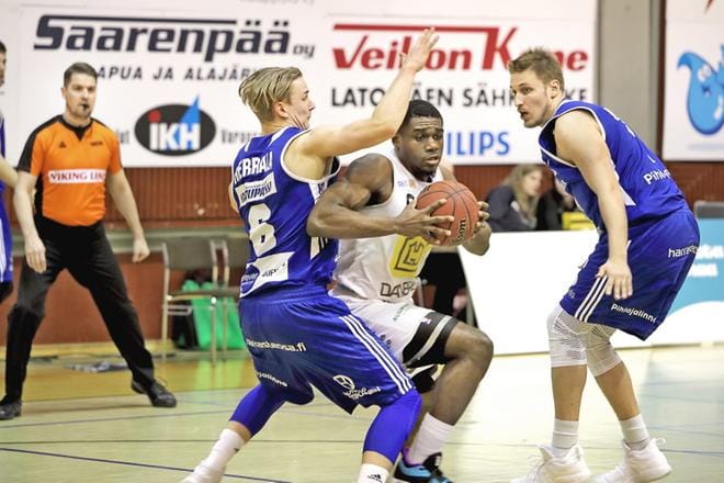 Joni Herrala, Khalil Small ja Atte Perttu taistelivat tiukasti pallosta, kun Kobrat ja Kataja Basket kohtasivat Lapualla. KUVA: HEIKKI HAKANEN