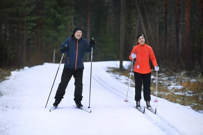 Jussi ja Essi Matilainen hiihtelivät Tanelinrannan ladulla perjantaina.
