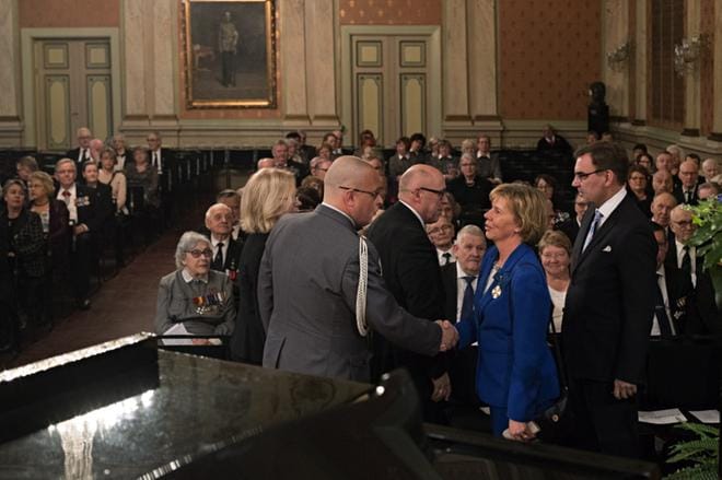Sotaveteraaniviikon avausjuhla oli samalla myös Vaasan sotaveteraanipiirin 50-vuotisjuhla. Kuvassa everstiluutnantti Mika Piiroinen, Sotaveteraaniliiton puheenjohtaja Erkki Heikkinen kättelevät RKP:n puheenjohtajaa Anna-Maja Henrikssonia ja hänen puolisoaan Janne Henrikssonia. KUVA: MINNA ANTILA