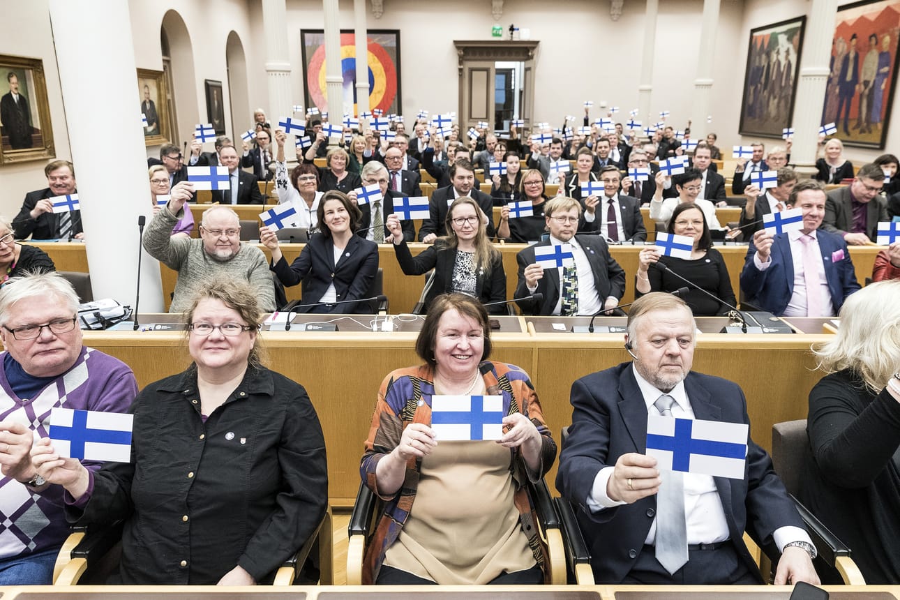 Oulun kaupunginvaltuuston maanantaisen juhlakokouksen ohjelman kääntöpuolella oli Suomen lippu, jonka valtuutetut kokouksen päätteeksi kohottivat ilmaan.