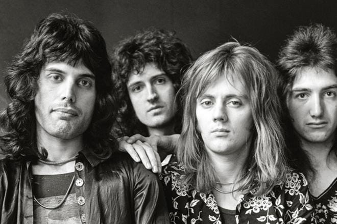 Laulaja Freddie Mercury, kitaristi Brian May, rumpali Roger Taylor ja basisti John Deacon rakensivat Bohemian Rhapsodyn neljään pekkaan. KUVA: Yle Kuvapalvelu